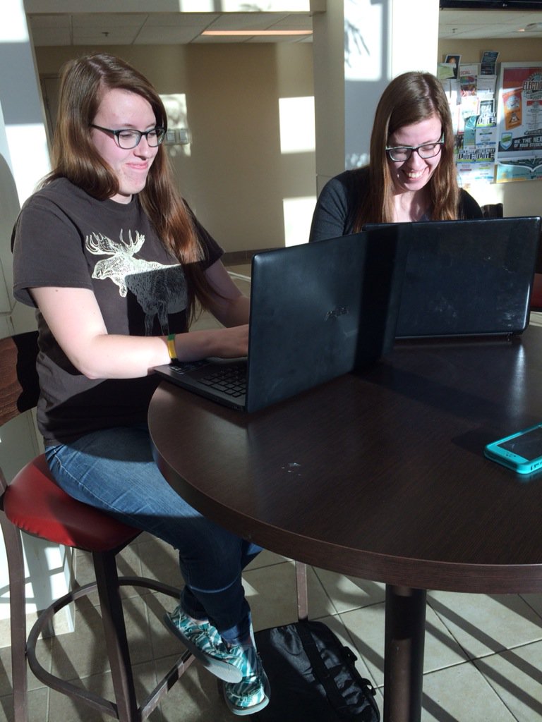 kris_wallington's tweet photo. @URreslife fave study spot in North Res! #twinningiswinning 📚✏️👊 https://t.co/rdaNbfQvdI