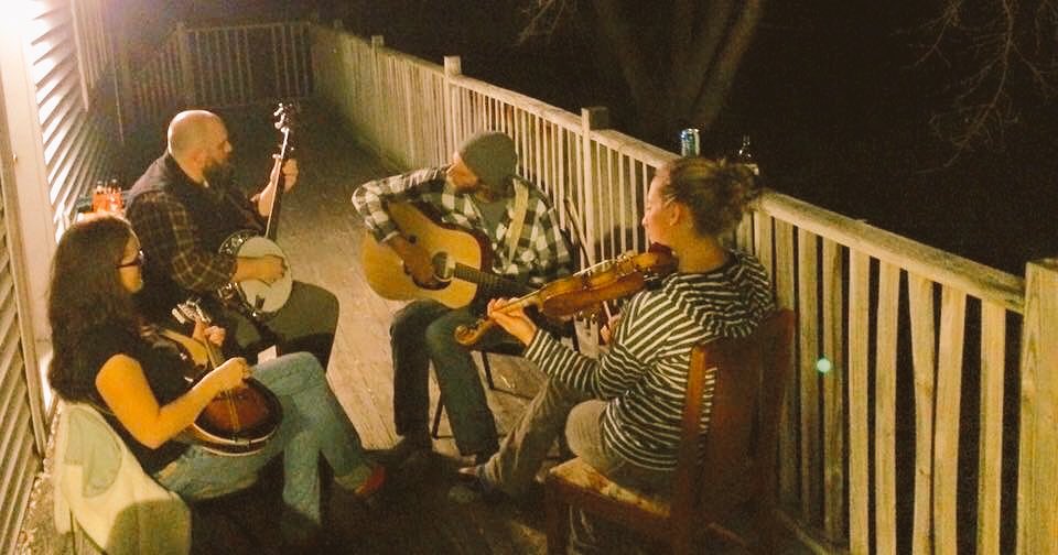 coonhilljohn's tweet photo. #mondaynight, #practiceontheporch #almostspring https://t.co/STFk3Si44z