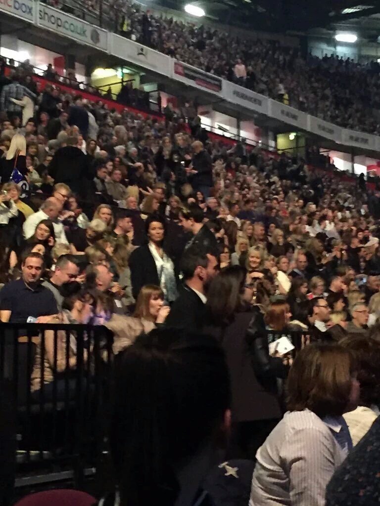 1DNEWBRASIL's tweet photo. Anne, Robin e Nick estao no show da Adele em Manchester essa noite https://t.co/m89XISUjTe