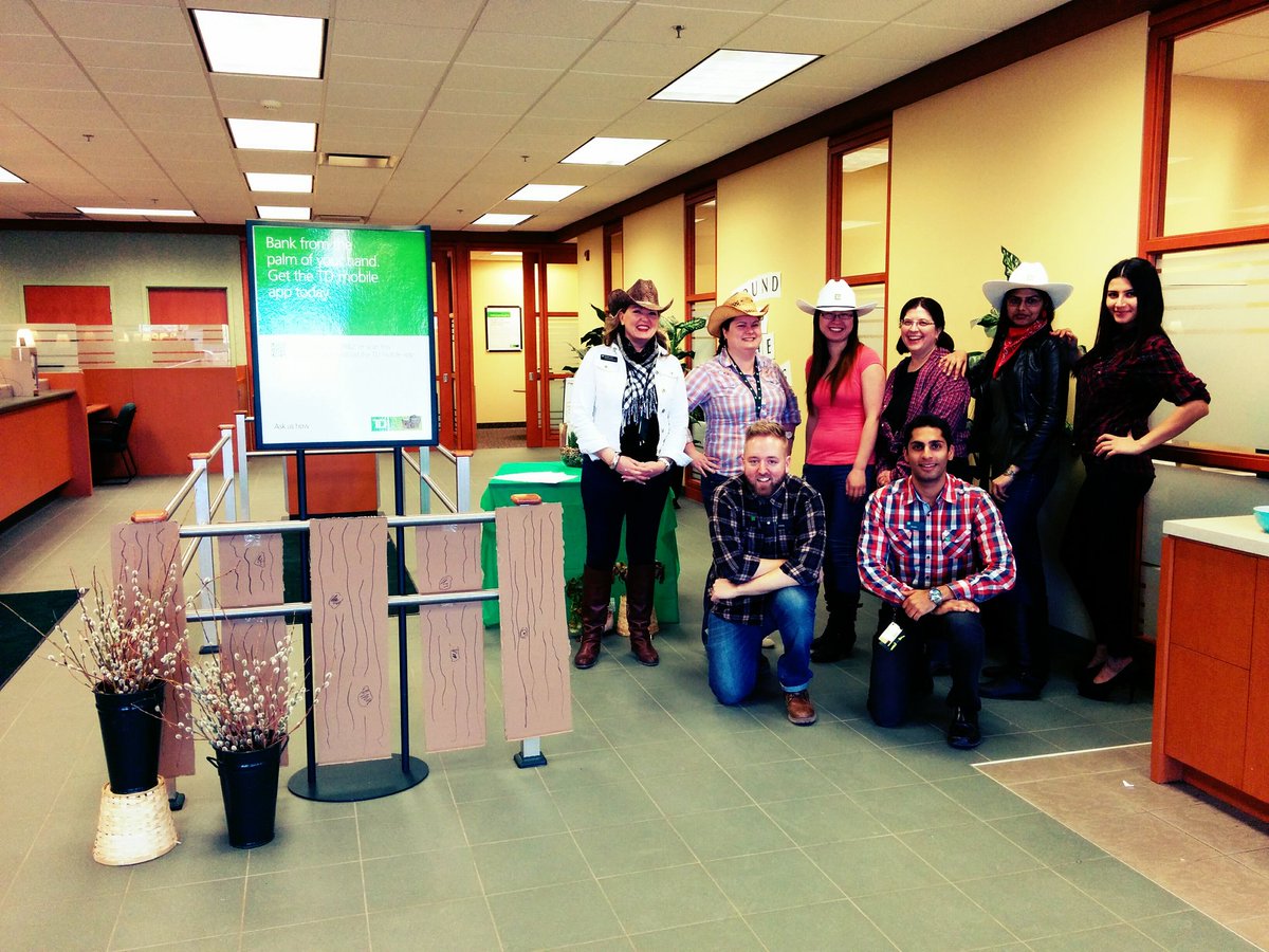 TdHamptons's tweet photo. The rest of the posse helping our customers #roundupthesavings! #htww1forum https://t.co/1cJYRsGLaB