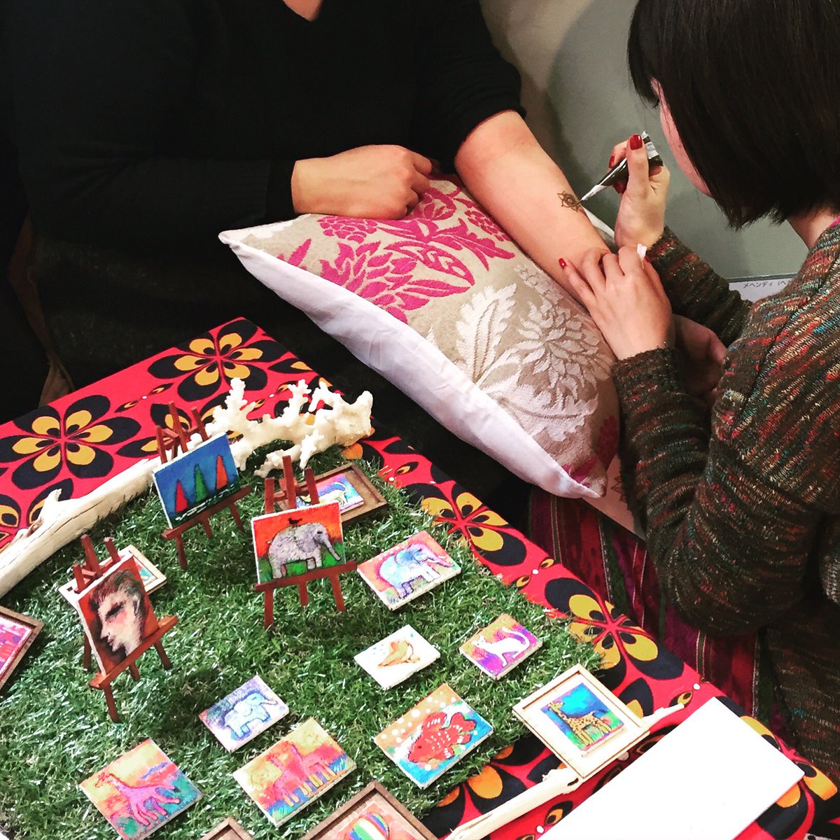 cutemaruco's tweet photo. プチキャンバス絵画とヘナタトゥー  横浜で出店しました。 My new art works and henna tattoo in Yokohama. https://t.co/teTpeMnWTd