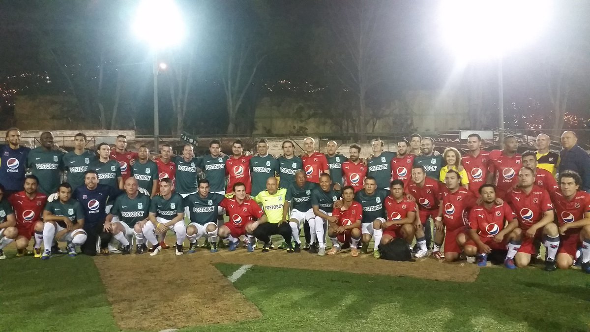 INDERMEDELLIN's tweet photo. Y los equipos: juntos, como debe ser, porque somos una sola familia, la familia del fútbol #ElFútbolCuentaConmigo https://t.co/qSwdZB9H1v