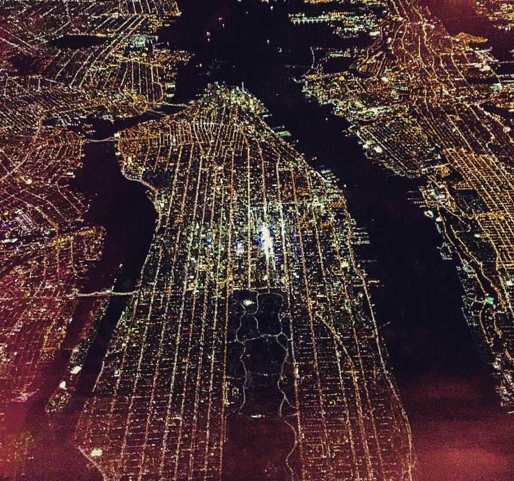 ciaokatecharles's tweet photo. #manhattan looks alive tonight #tgif #tgihome https://t.co/ehQg37425Y