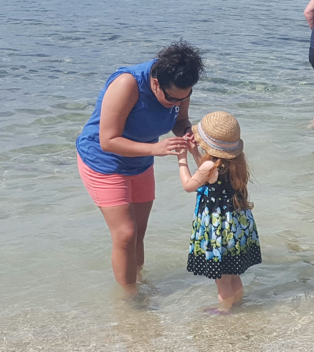 CarAndersonKW's tweet image. Ss find hermit crabs and shells! #SCSscience  @KinderKaneKW @ElisaJannes