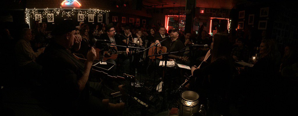 bthomps33's tweet photo. Front row of the @BluebirdCafeTN with @alyssafalvey #BlueBirdCafe #Nashville https://t.co/8tEt5jgIno