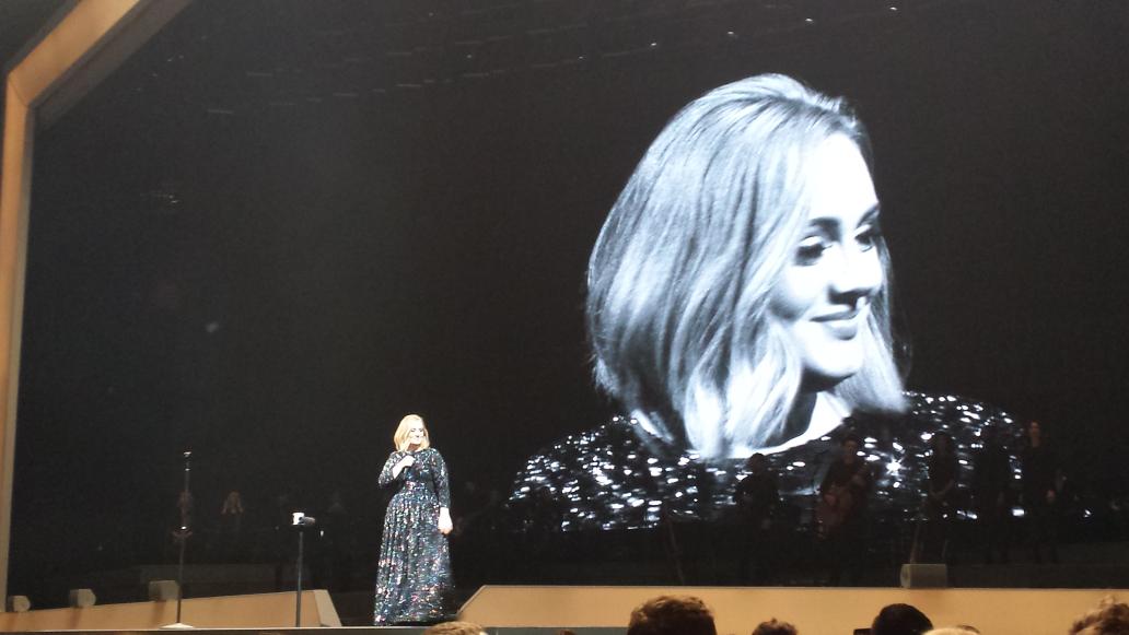 JCandPickle's tweet photo. Beautiful @Adele #AdeleManchester #AdeleLive2016 https://t.co/mlBe3SGtOn