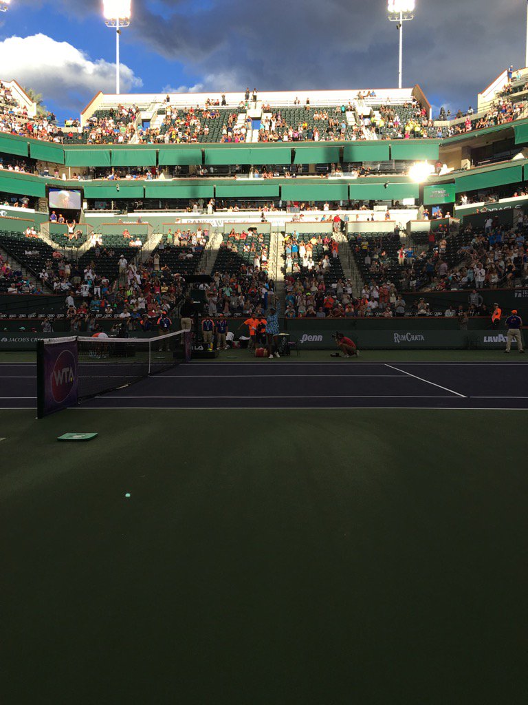 thetracyaustin's tweet image. A smile to light up the world from @Venuseswilliams   Deafening when she walked out!!! Welcome back!@BNPPARIBASOPEN