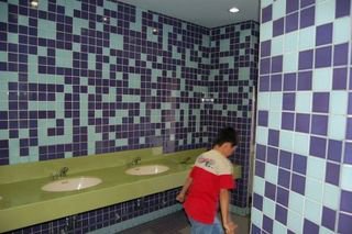 ディズニ チャンネル ディズニーリゾート の豆知識 パーク内は トイレの洗面台に鏡がない 理由は 1 自分を見て現実に戻らないように 2 化粧などで洗面台を占拠されないように 混雑防止 ディズニーランド ディズニーシー T Co