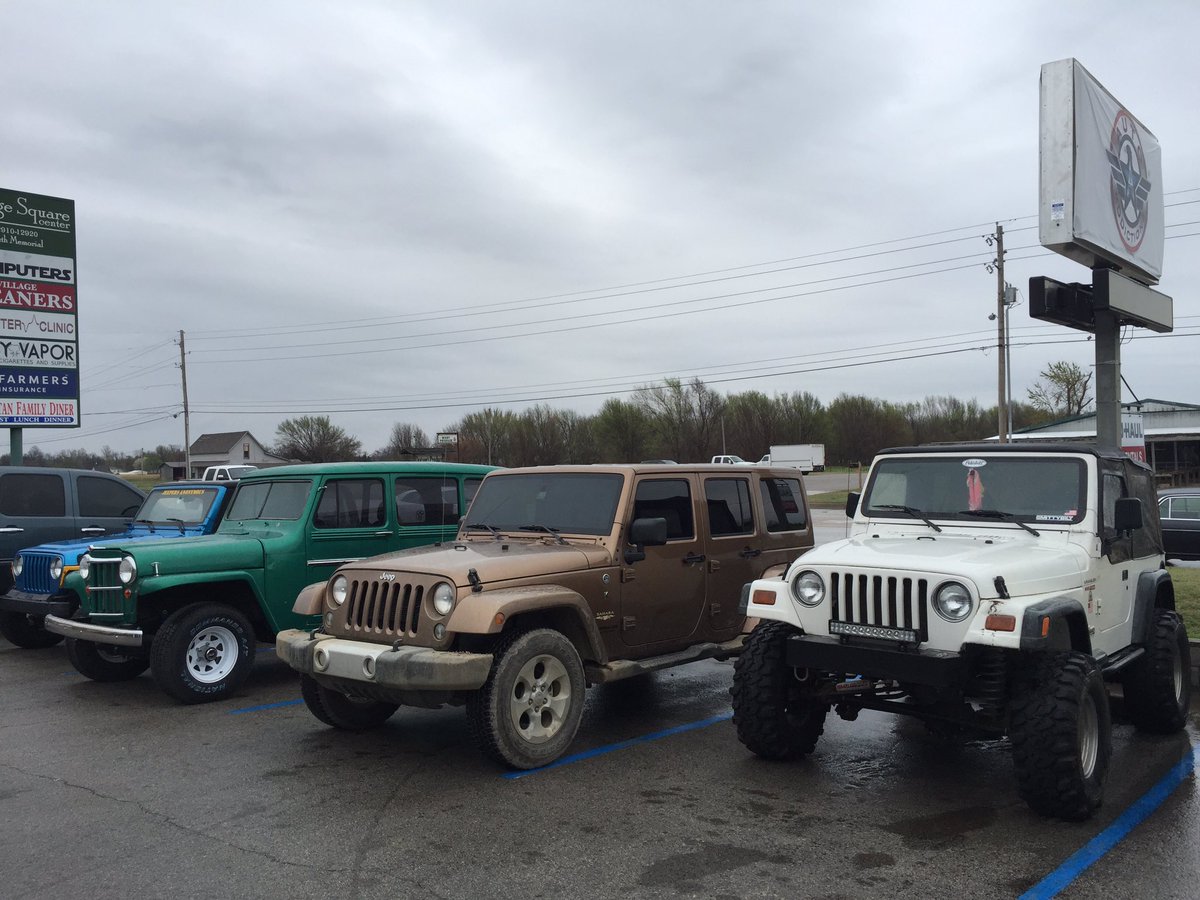 AutoAddictionOk's tweet image. New tint on the gold jeep and a few others awaiting work.