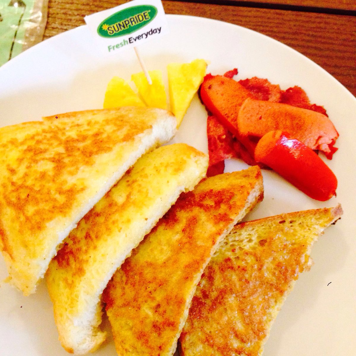 Roti bakar Paris van Java
We're supported by <a href="/SunprideID/">Sunpride Indonesia</a>
#bandrosbistro #steaknaoerangbandoeng #bandung #braga