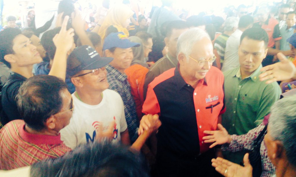 rfunJuly's tweet photo. Ketibaan @NajibRazak di sambut meriah olh orang #Sarawak d program #Minda #thaAdenanWay #sodiakroks @sallehsaid https://t.co/2if4PwLYOO