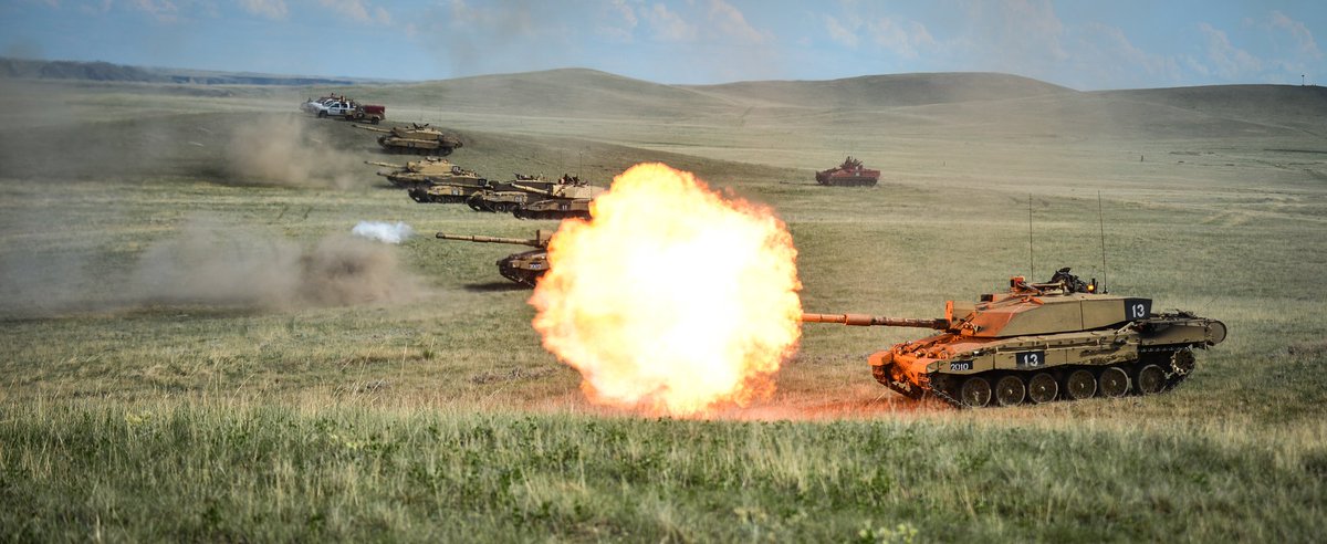 オミーズの辞典 チャレンジャー2 その3 本車の主砲は1mm 55口径ライフル砲l30a1を装備 本砲 はチャレンジャー1の主砲より攻撃力と耐久力が向上している また ライフル砲は滑腔砲より命中率が高く 射程距離も長いという利点がある T Co オミーズの辞典 チャレンジャー2 その3 本車の主砲は1mm 55口径ライフル砲l30a1を装備 本砲 はチャレンジャー1の主砲より攻撃力と耐久力が向上している また ライフル砲は滑腔砲より命中率が高く 射程距離も長いという利点がある T Co