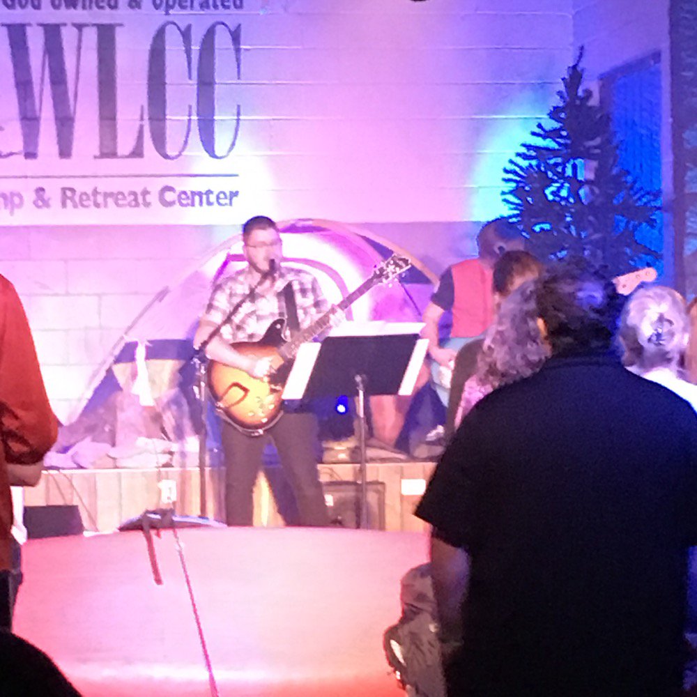 IgniteHSRetreat's tweet photo. Worship led by Justin Duenne at Ignite 2016 #WildIgnite https://t.co/WB3ifJcnZ8