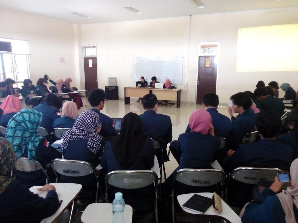 Hari ini (12/03) sedang berlangsung rapat kerja BEM FIB Undip di ruang a.3.9 gd. A FIB Undip Tembalang.