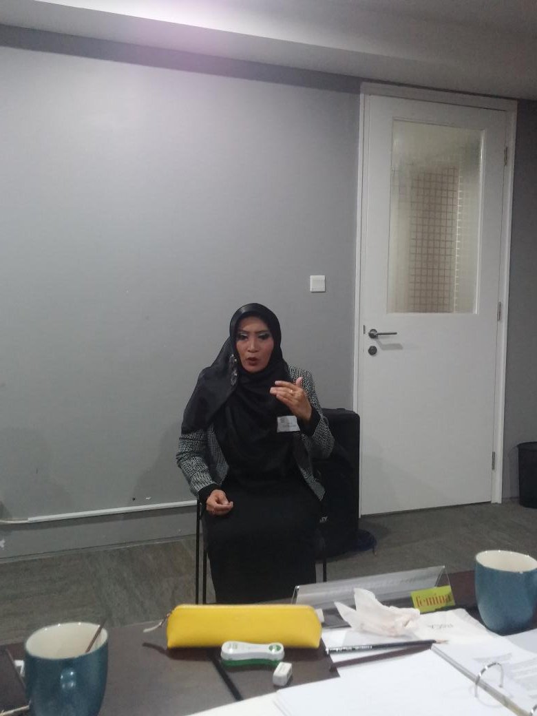 FeminaMagazine's tweet photo. Dina antusias menjelaskan strategi memperbaiki kondisi perusahaan saat mengalami kegagalan. #feminacareer https://t.co/gaSk8seHSw