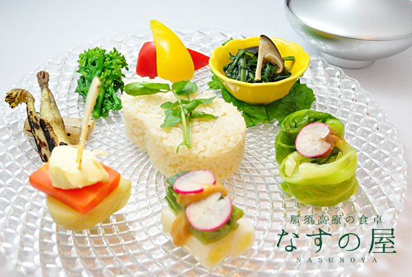 那須高原の食卓 なすの屋 銀座 ランチメニュー紹介 那須高原の野菜丼 1 000円 税抜 今が旬の那須高原野菜 那須産コシヒカリの炊き込みご飯 那須野菜の沢煮椀 季節で変わる 那須高原の旬のお野菜を是非 銀座 ランチ T Co W6yjisfrcj