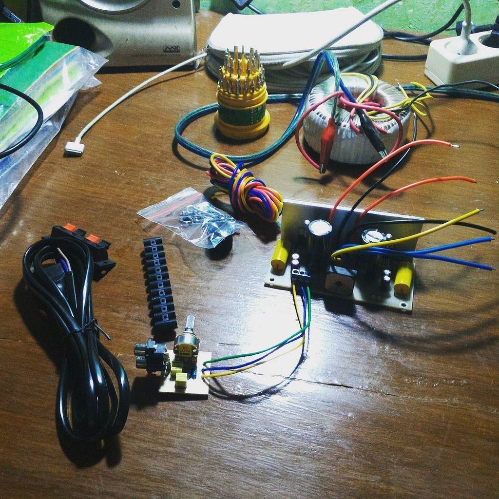 iianmustafa's tweet photo. New toy! One item left: enclosure #Electronics #Gainclone #Audiophile https://t.co/eDGERiXcdP https://t.co/CNNXjJFjxG