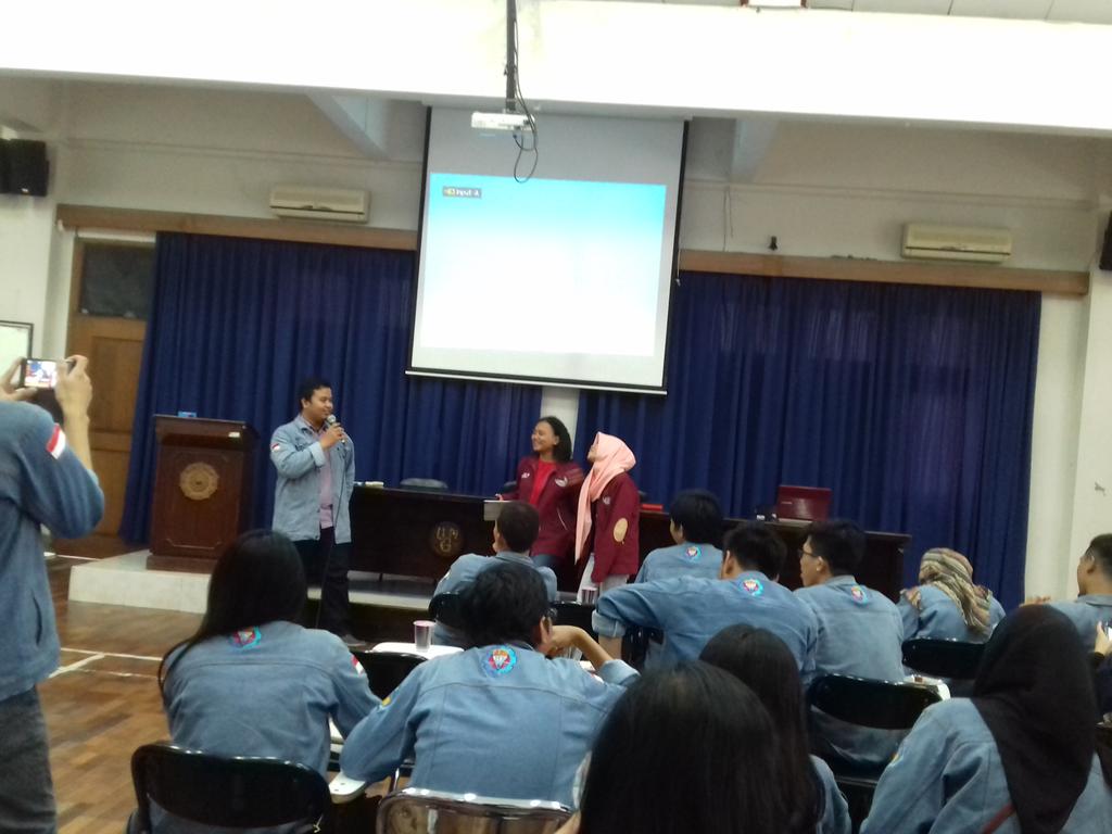 Sedang berlangsung perkenalan dari BEM Teknologi Kelautan ITS :)) seru banget loh, petjaaah!!