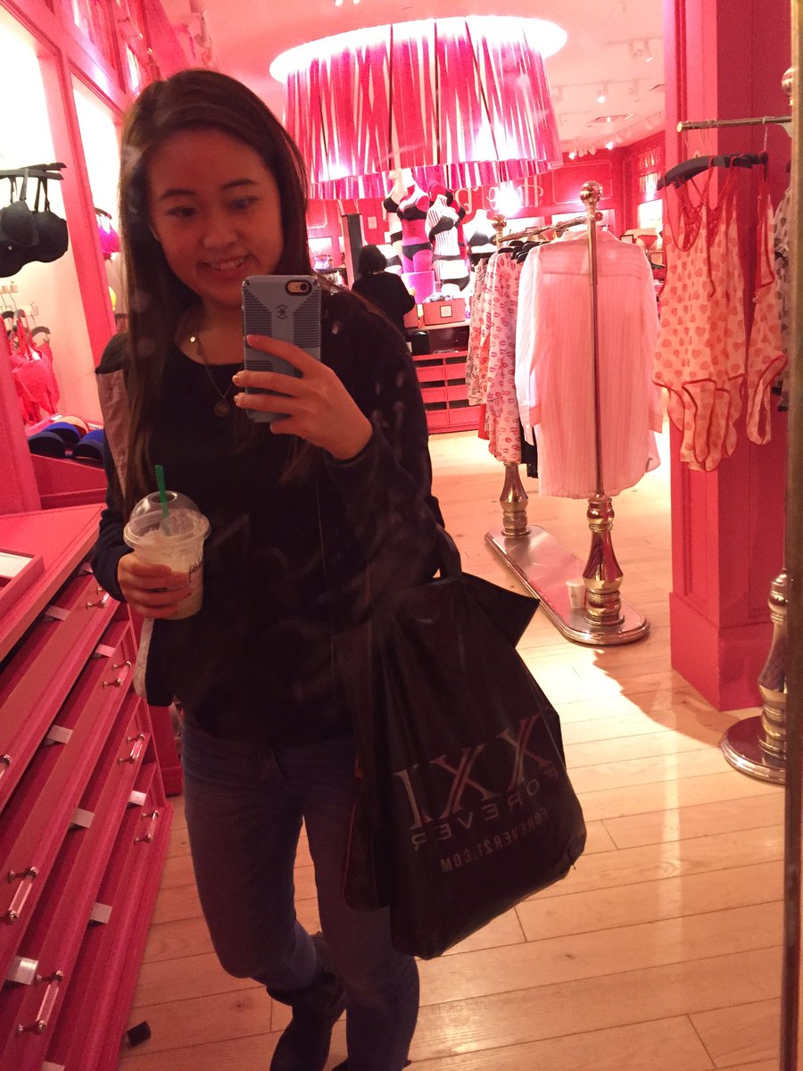 alliesonkim's tweet photo. Me in the #pink store takin selfies #FeverFridayContest @VictoriasSecret #victoriasecret !!! #vspink https://t.co/oRCO9hyuPQ