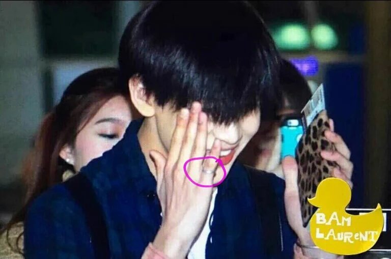 EM99012's tweet photo. จะใช่แหวนนี้หรือป่าวน๊าาาา
แบบพี่กะน้องไม่ได้อยู่ใกล้กัน(ต์)แต่มีของแทนใจกันงี้ 
 #MarkBam https://t.co/hhKN7zH1ac