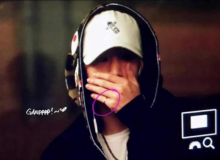 EM99012's tweet photo. จะใช่แหวนนี้หรือป่าวน๊าาาา
แบบพี่กะน้องไม่ได้อยู่ใกล้กัน(ต์)แต่มีของแทนใจกันงี้ 
 #MarkBam https://t.co/hhKN7zH1ac