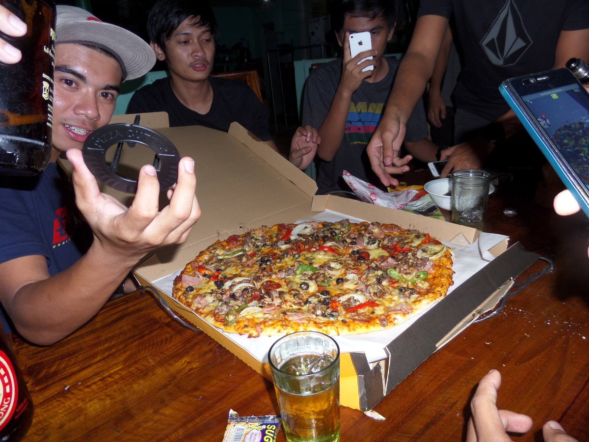 persiouxxx's tweet photo. pizza night with #CgeFxd https://t.co/Dysi5Vae90