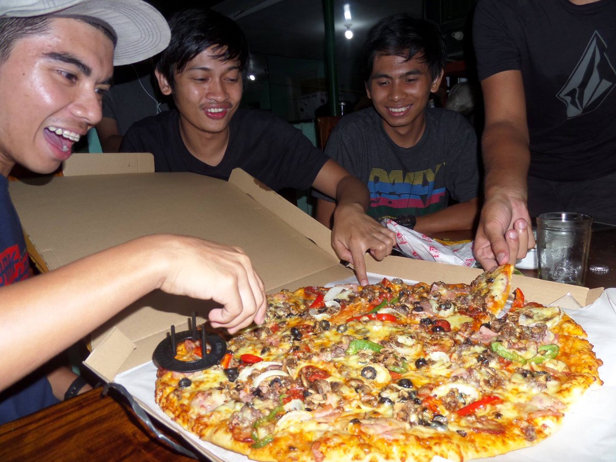 persiouxxx's tweet photo. pizza night with #CgeFxd https://t.co/Dysi5Vae90