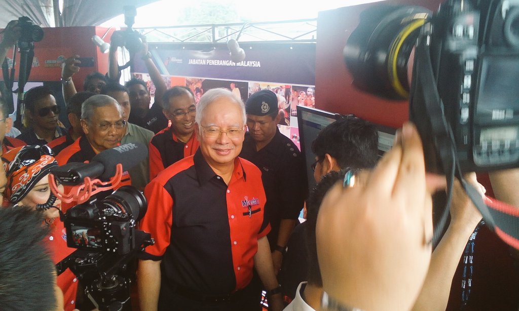 rfunJuly's tweet photo. @NajibRazak melawat booth @kkmm_gov d #Minda pd masa skrang @sallehsaid #sodiakroks #theAdenanWay @ibrahman https://t.co/14ys8E72Ys