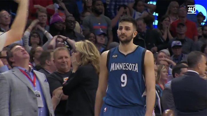 MovistarNBA's tweet photo. Nuestro @rickyrubio9 se lo merecía. At the buzzer da la victoria a los Wolves en Oklahoma. #dormiresdecobardes https://t.co/20mQjMBcJU