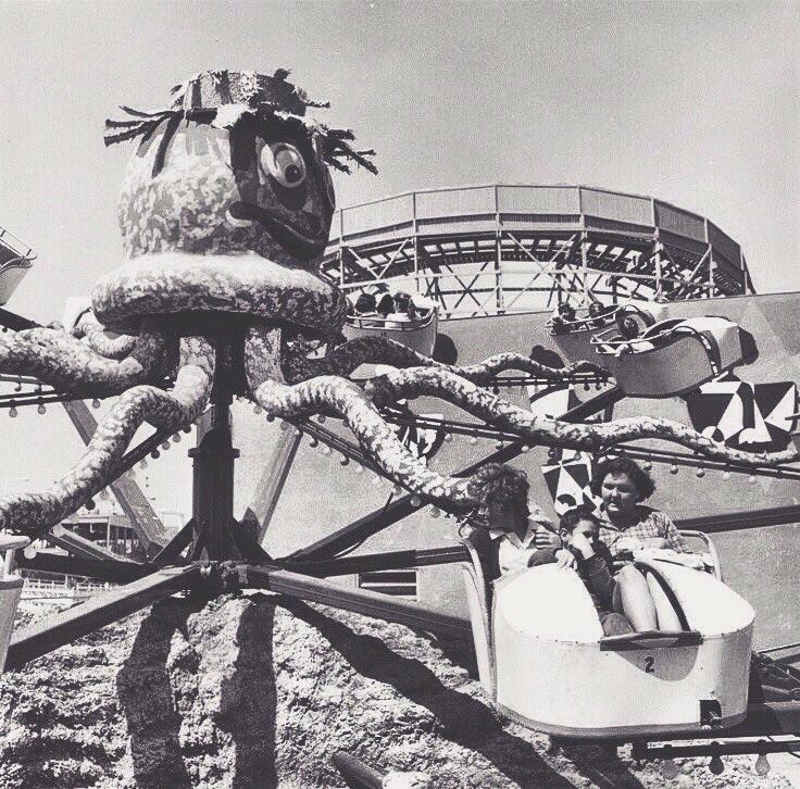 SantaMonicaPics's tweet photo. Family enjoying the Octopus Ride at Pacific Ocean Park, Santa Monica, 1961. https://t.co/akRRwxEYeH