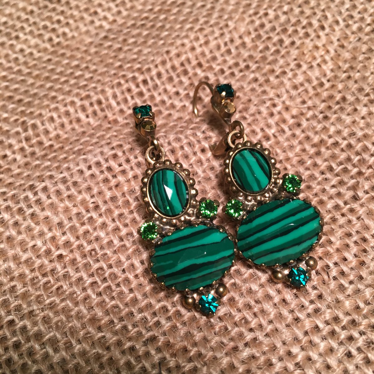 Sorrelli's tweet photo. It's a #WildFern kind of night! #GoGreen with this Semi-Precious French Wire Earring! https://t.co/AIxqZlRLsL https://t.co/s4LuoP5ZvL