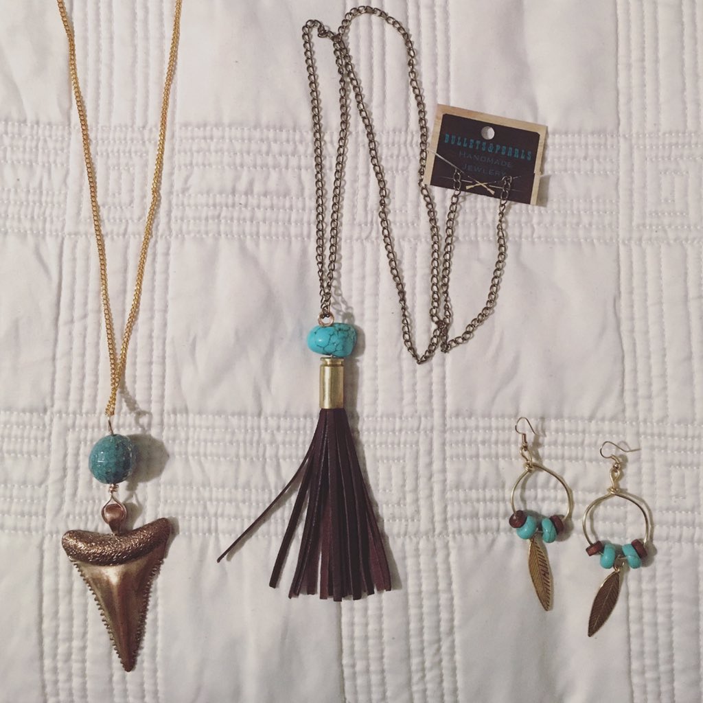 JeneeMusic's tweet image. In 💜 with my @PearlsBullets!  Can't wait to wear them on stage! 💃🏻#theseareafewofmyfavoritethings #handmadejewelry