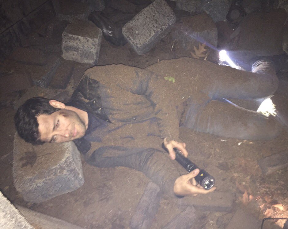 BitsieTulloch's tweet photo. Still handsome covered head-to-toe in dust and debris. #Grimm100 #BTS https://t.co/Wj9V6qat53