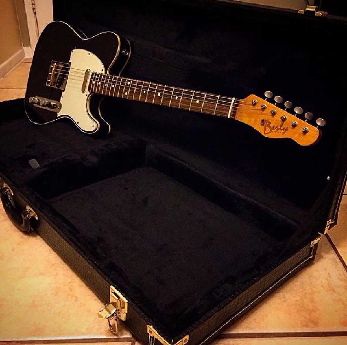 6_string_belief's tweet photo. Every time I pick it up, I love it even more! Berly Guitars double bound telecaster goodness! https://t.co/LCOdAxM5B0