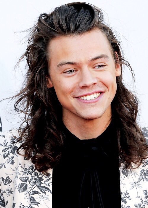 alaanpiris2's tweet photo. Harry will cut his hair ! 

RT IF YOU WILL MISS THIS 

#BestFanArmy #Directioners #iHeartAwards https://t.co/LzyqBfIBLu