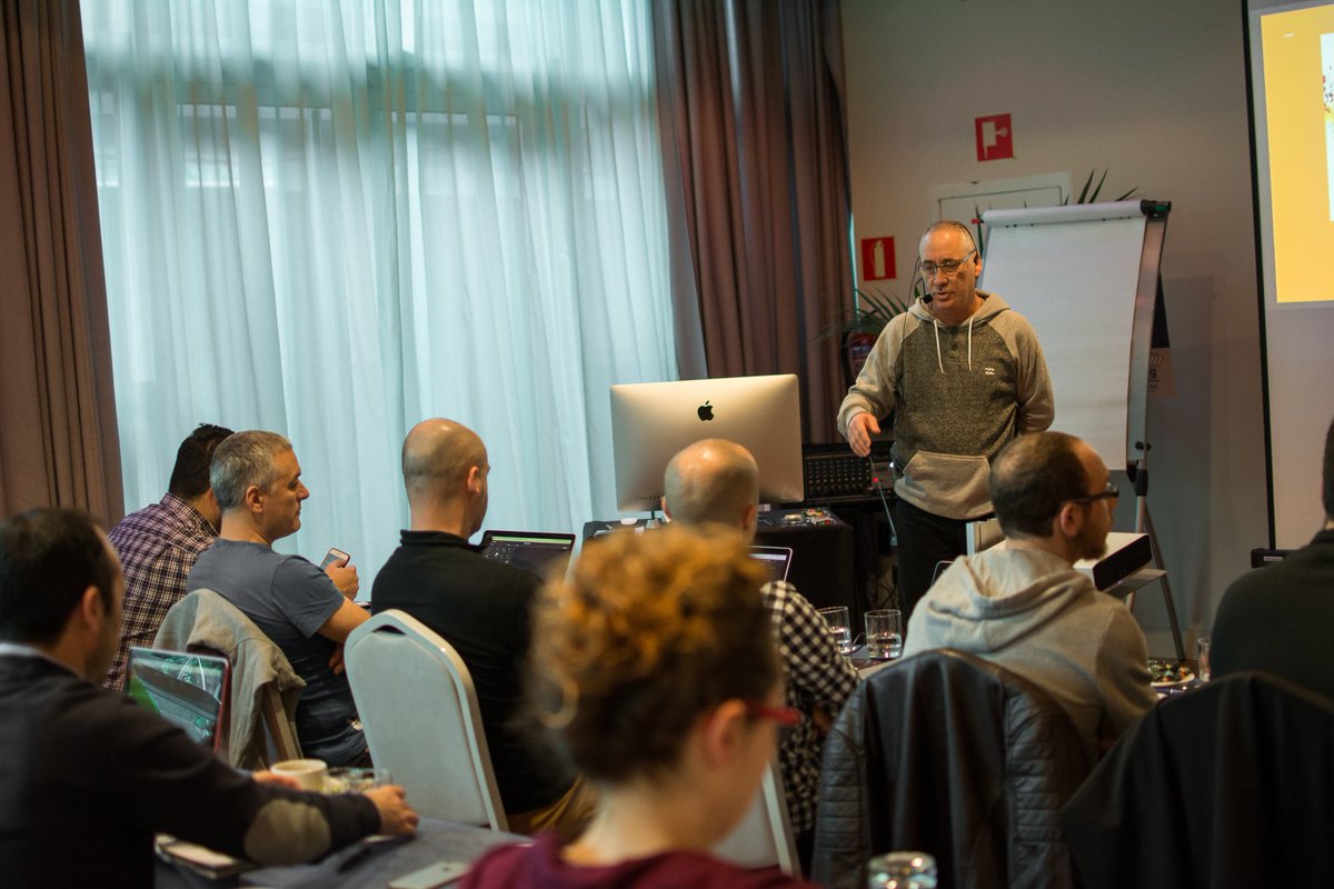 APFVA's tweet photo. @FaleleMoreno en acción en el curso de corrección de color con #davinciresolve   con la colaboración de @camaralia https://t.co/rOQqtTwZnC