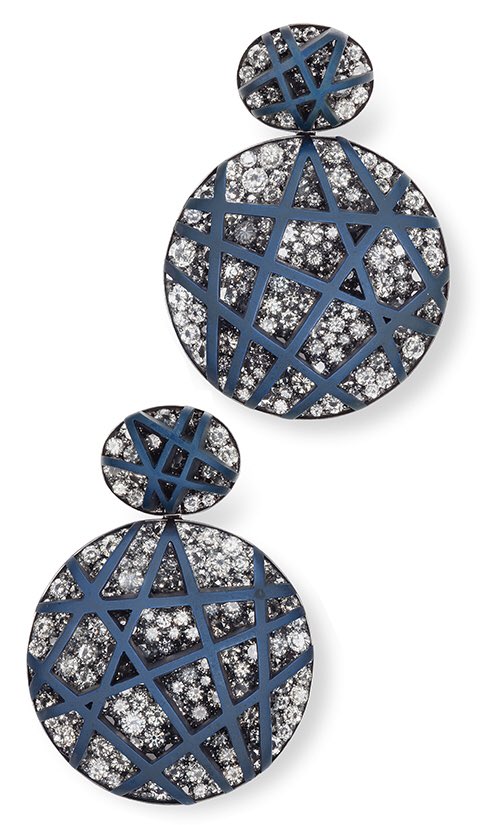 Katerina__Perez's tweet photo. #Hemmerle uses anodised #aluminum to craft #jewellery #ALProject @TEFAF @PelhamComms https://t.co/acMzUqwZ0u https://t.co/4jgTxZLDQ4
