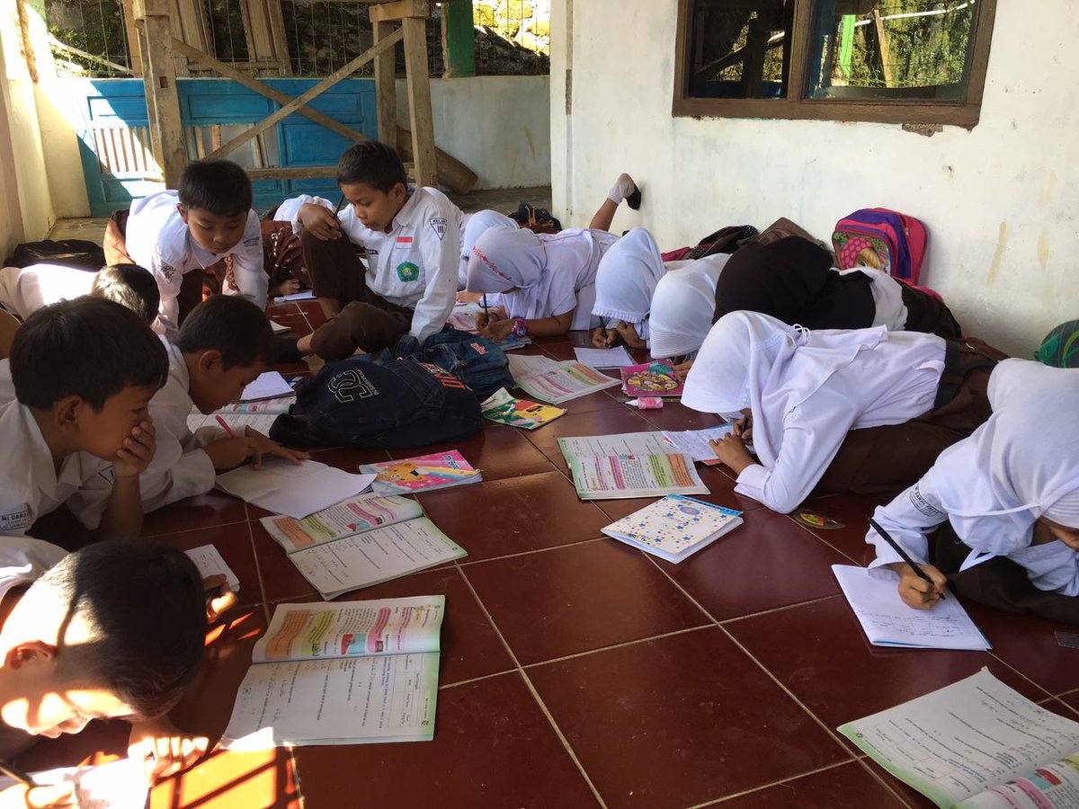 gneshamerangkul's tweet photo. 7. Kondisi tsb menyebabkan anak2 harus belajar di mushola dan teras, bukan di kelas #sekolahlayak #MI53 https://t.co/JvNyh6vnVR
