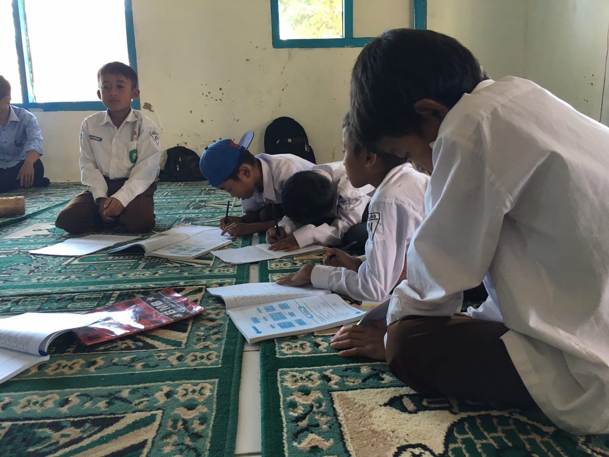 gneshamerangkul's tweet photo. 7. Kondisi tsb menyebabkan anak2 harus belajar di mushola dan teras, bukan di kelas #sekolahlayak #MI53 https://t.co/JvNyh6vnVR