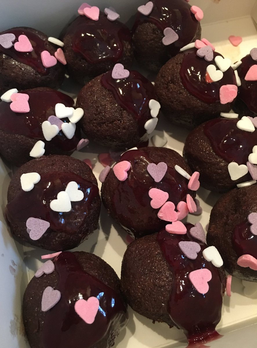 Amber Rose Cakes tweet media