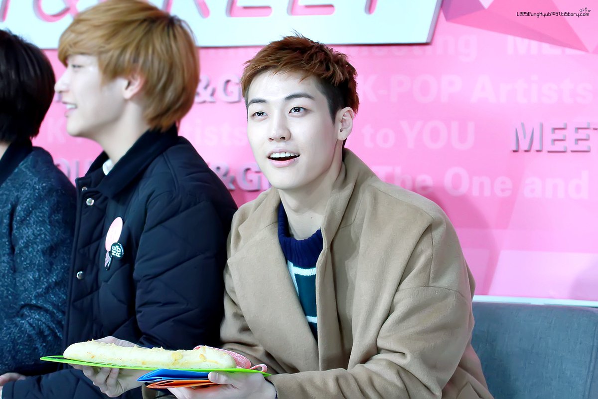 cappu_19921031's tweet photo. 151111 Meet&Greet #엔플라잉 #NFlying_Lonely #Lonely #이승협 #승협 #제이던 #승짱구 @NFlyingofficial 빼빼로데이 승협오ㅃㅏㅋㅋ 응,,화이트데이 승협이..기대ㅋㅋ https://t.co/cmDaZi0yzw