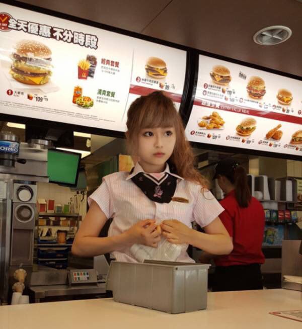 ぢゅんなう 公式 くそかわいい 台湾のマクドナルド店員 でも明らか整形 かわいい こーゆう顔タイプ ハグしたい可愛すぎ T Co 3hwnlmyzhs Twitter