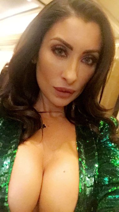 Good night Vegas 😜 https://t.co/fjuIvRlUTp<a href="/tag/selfie"class="tags"><span>#selfie</span></a><a href="/tag/london"class="tags"><span>#london</span></a><a href="/tag/cirque"class="tags"><span>#cirque</span></a><a href="/tag/amaluna"class="tags"><span>#amaluna</span></a>