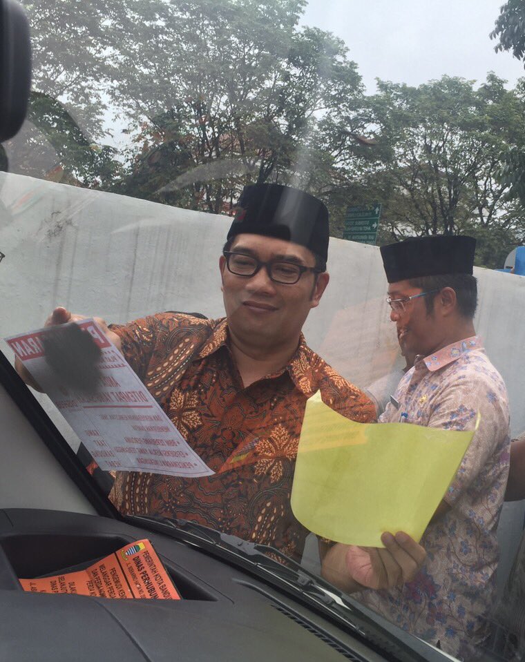 ridwankamil's tweet photo. Mulai minggu ini, selain digembok, Yg parkir sembarangan di Bdg akan ditempeli banyak stiker yg susah dicabut. https://t.co/WXF4ClzJmq