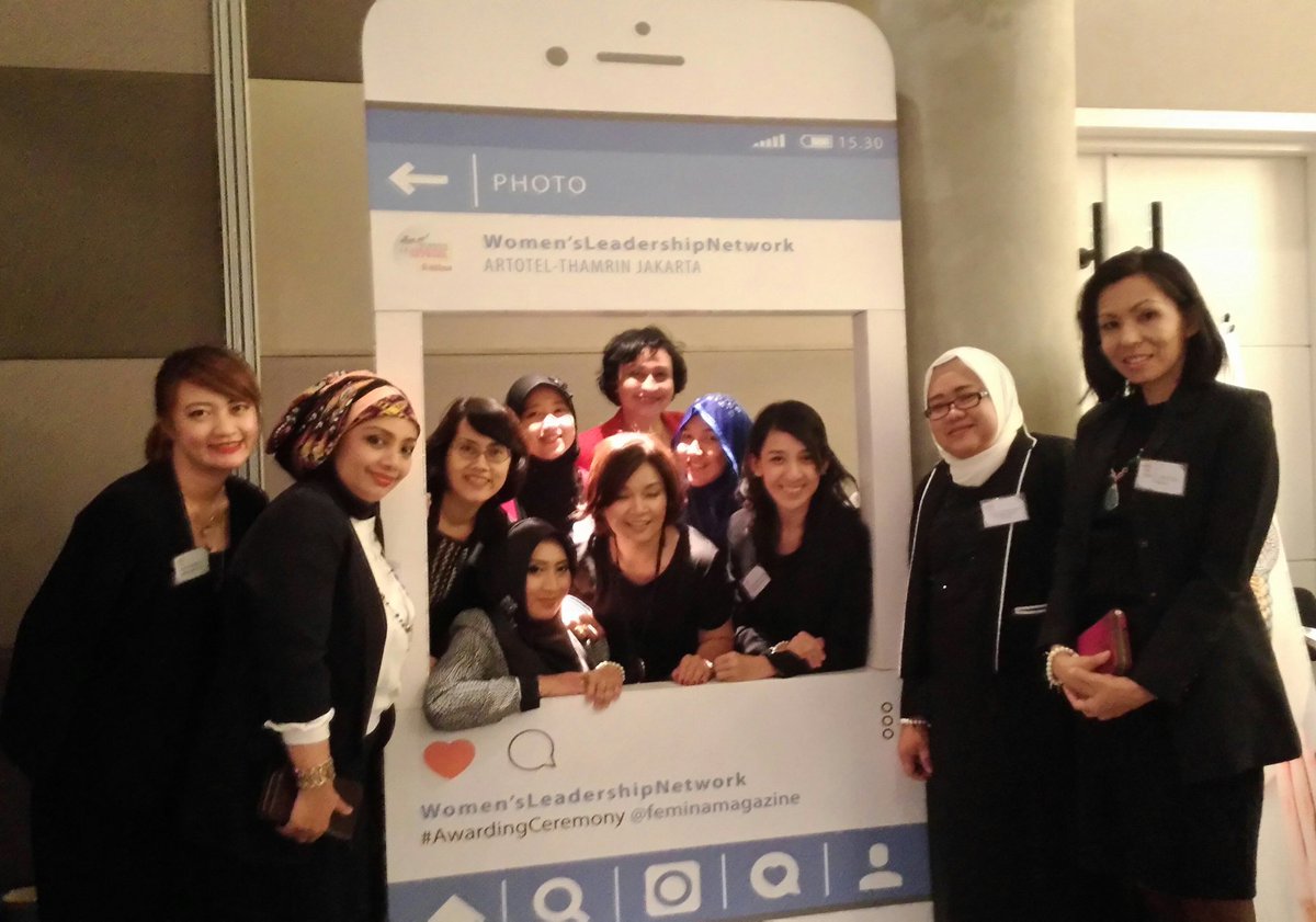 JengNaomi's tweet photo. Waktunya #grupfie ;) Berdiri di luar frame? Di era out of the box, bukan masalah! #feminacareer @FeminaMagazine https://t.co/H1RD44287x