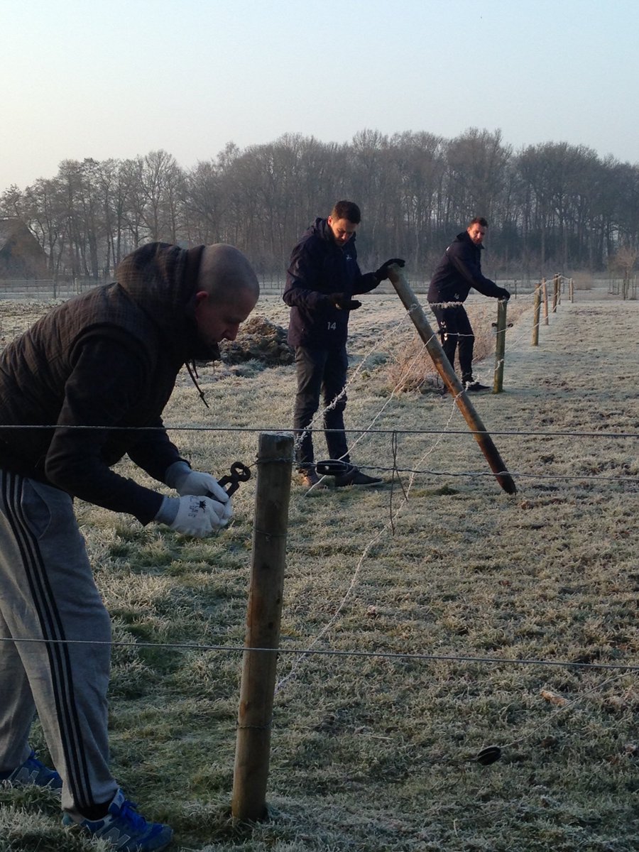 In het kader van NLDoet zijn de mannen van @SDV_Barneveld al vroeg aan het werk <a href="/ParadijsBveld/">'t Paradijs</a>