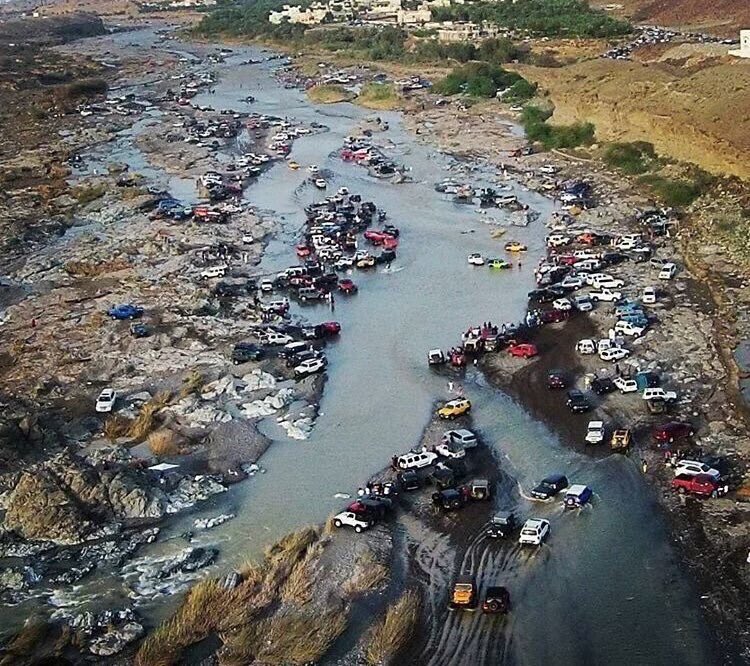 zajel_oman's tweet photo. توافد عدد كبير من المواطنين والمقيمين على وادي الخوض أمس لقضاء وقت جميل بعد الأمطار.
#صورة علوية متداولة https://t.co/sYnIvk7VkR