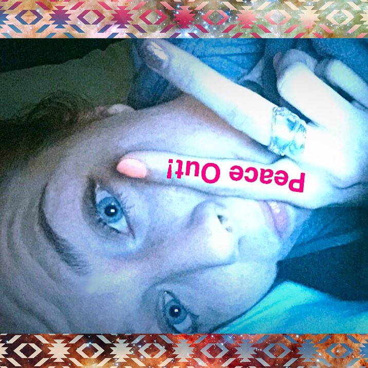 Shelbooo92's tweet photo. #chunkdeuce #peaceout #goodnightmybeauties #lovinglife #surroundedbypositivepeople #NOmakeup #byeeyes #realbrows https://t.co/zj240XJAZb
