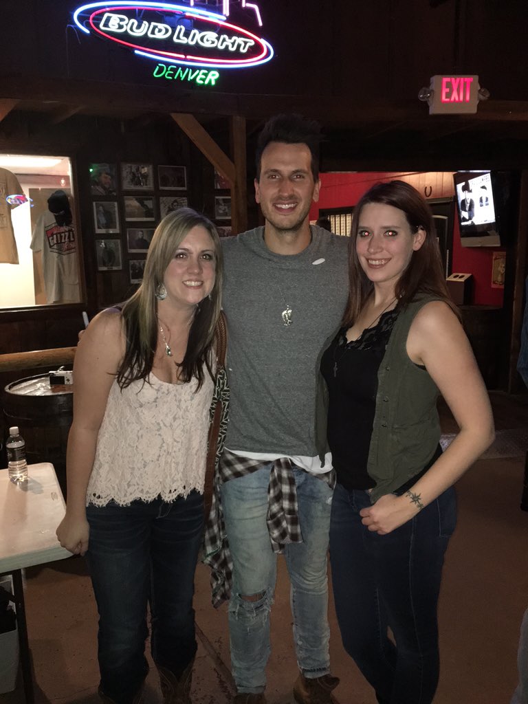 SammyBaby4451's tweet photo. So glad we got to meet @russelled and bonded over being from Tennessee :) Hopefully get to see him again soon. https://t.co/v7mgGLhXeG