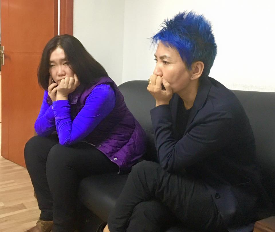 Бөөн тавилт... Муухай царайлж сууж зурагаа даруулж нтр. Эзэндээ л гомддоо, ТВ-гээ хаадаг тэнэг эзэн бээ яадаг кк